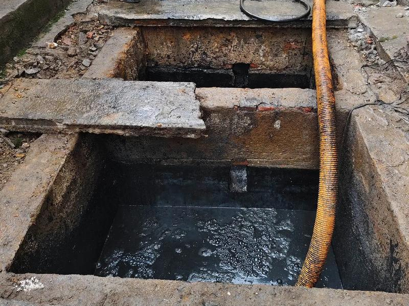 太平门清理化粪池